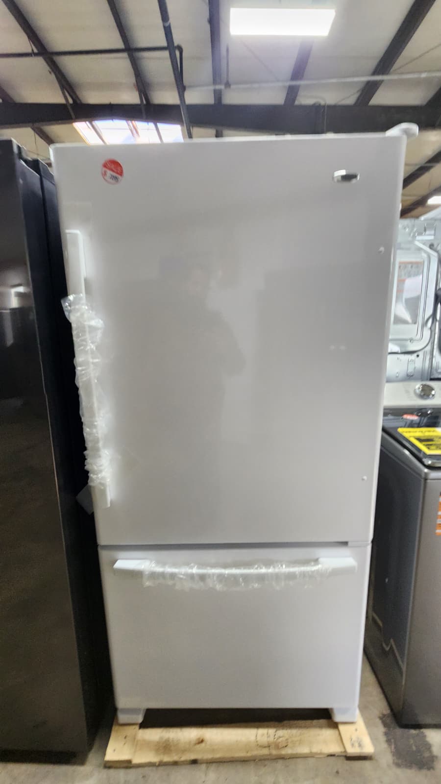 Whirlpool ABB2224BRW Classic Efficient Bottom Freezer Fridge- White - Image 2