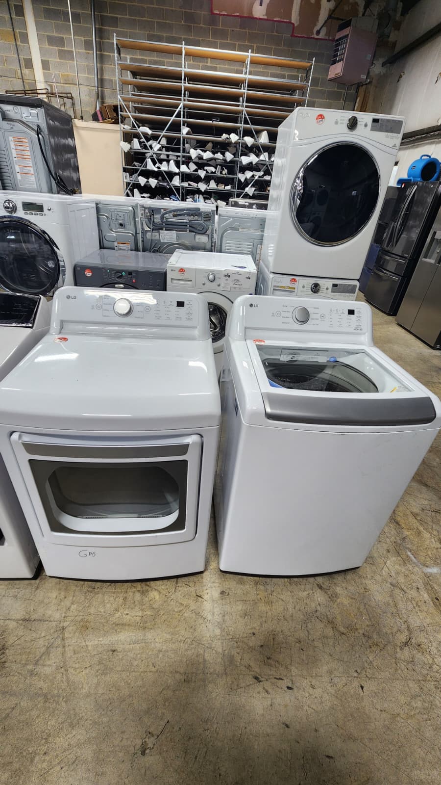 LG WT7150CW Set with Top Load Washer and Gas Dryer in White - Image 2